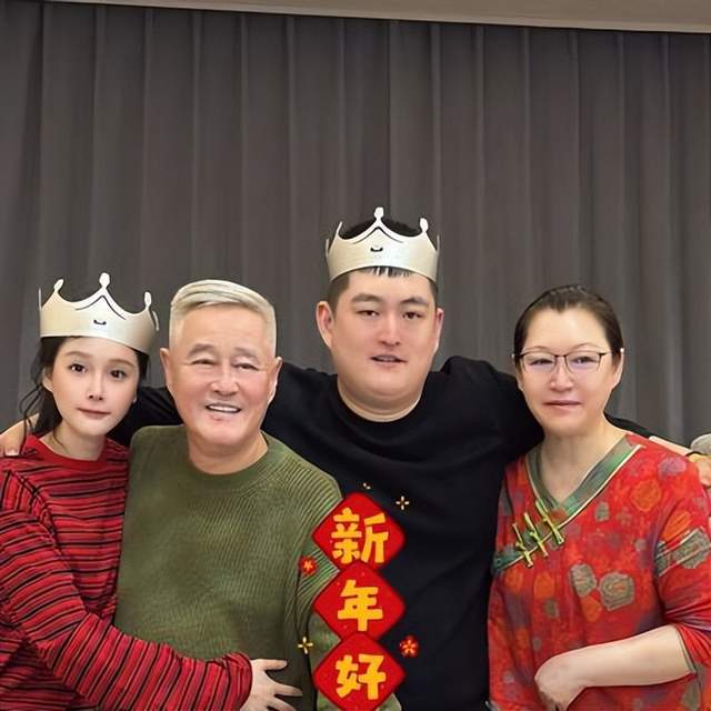 聚会穿的花里胡哨办公室摆放金丝楠木椅子pg电子免费模拟器赵本山初二在公司办(图2)